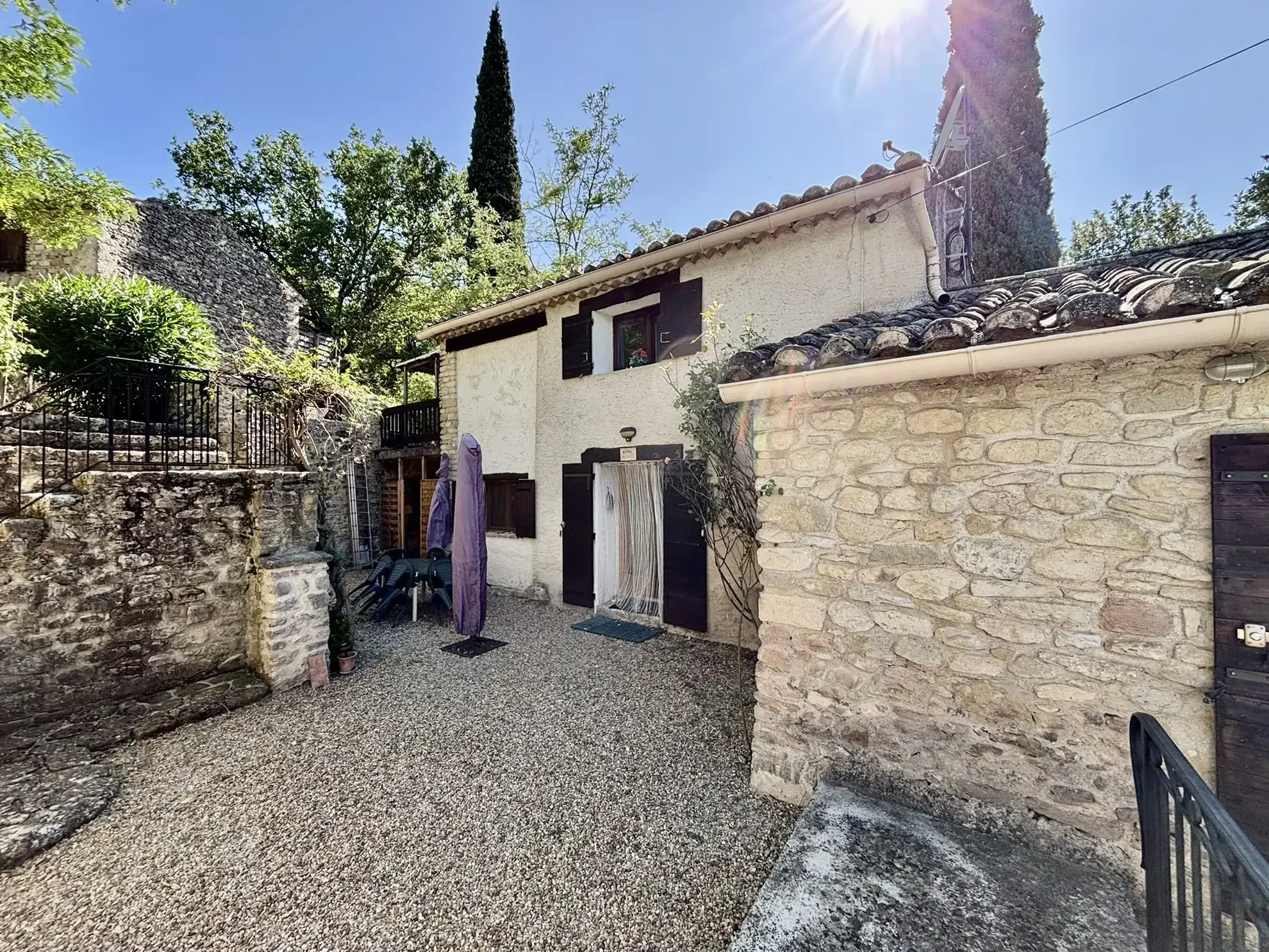 Maison de campagne en pierre avec deux logements à vendre à Crestet