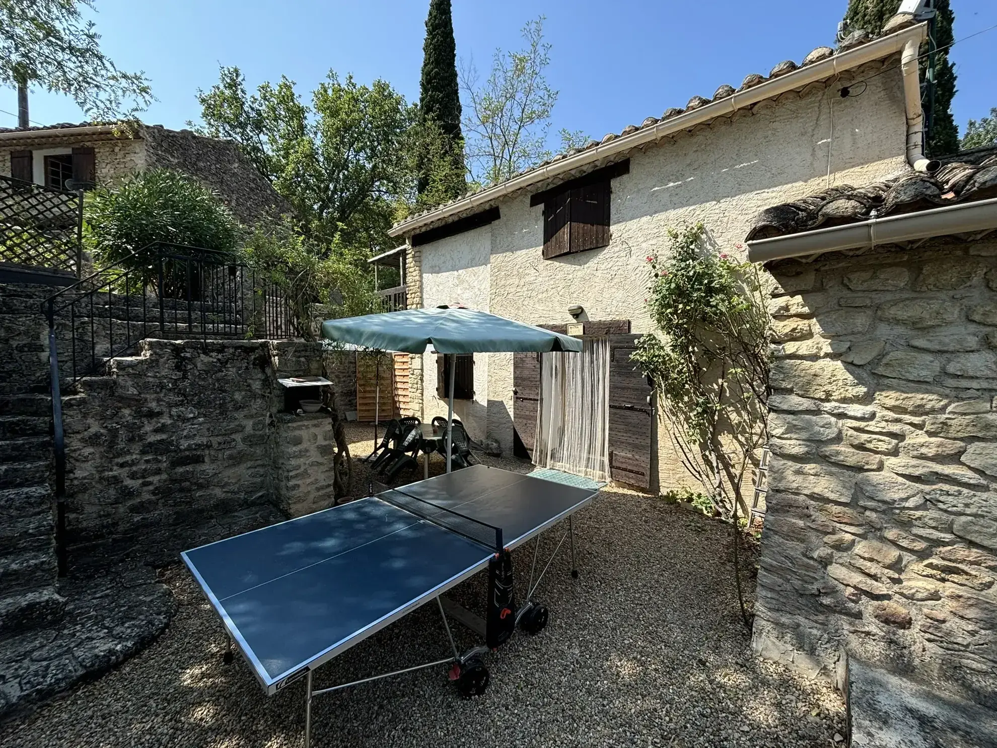 Maison de campagne en pierre avec deux logements à vendre à Crestet 