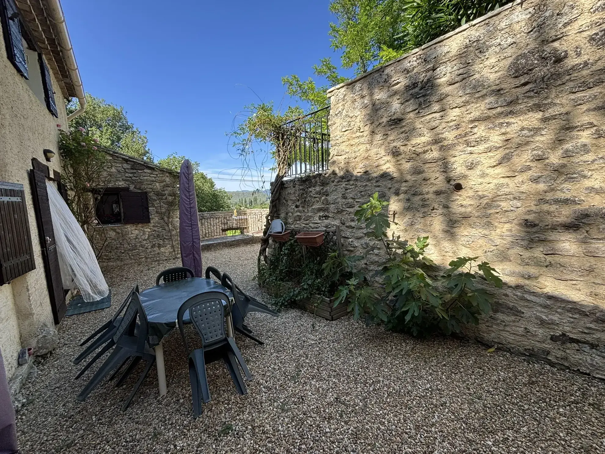 Maison de campagne en pierre avec deux logements à vendre à Crestet 