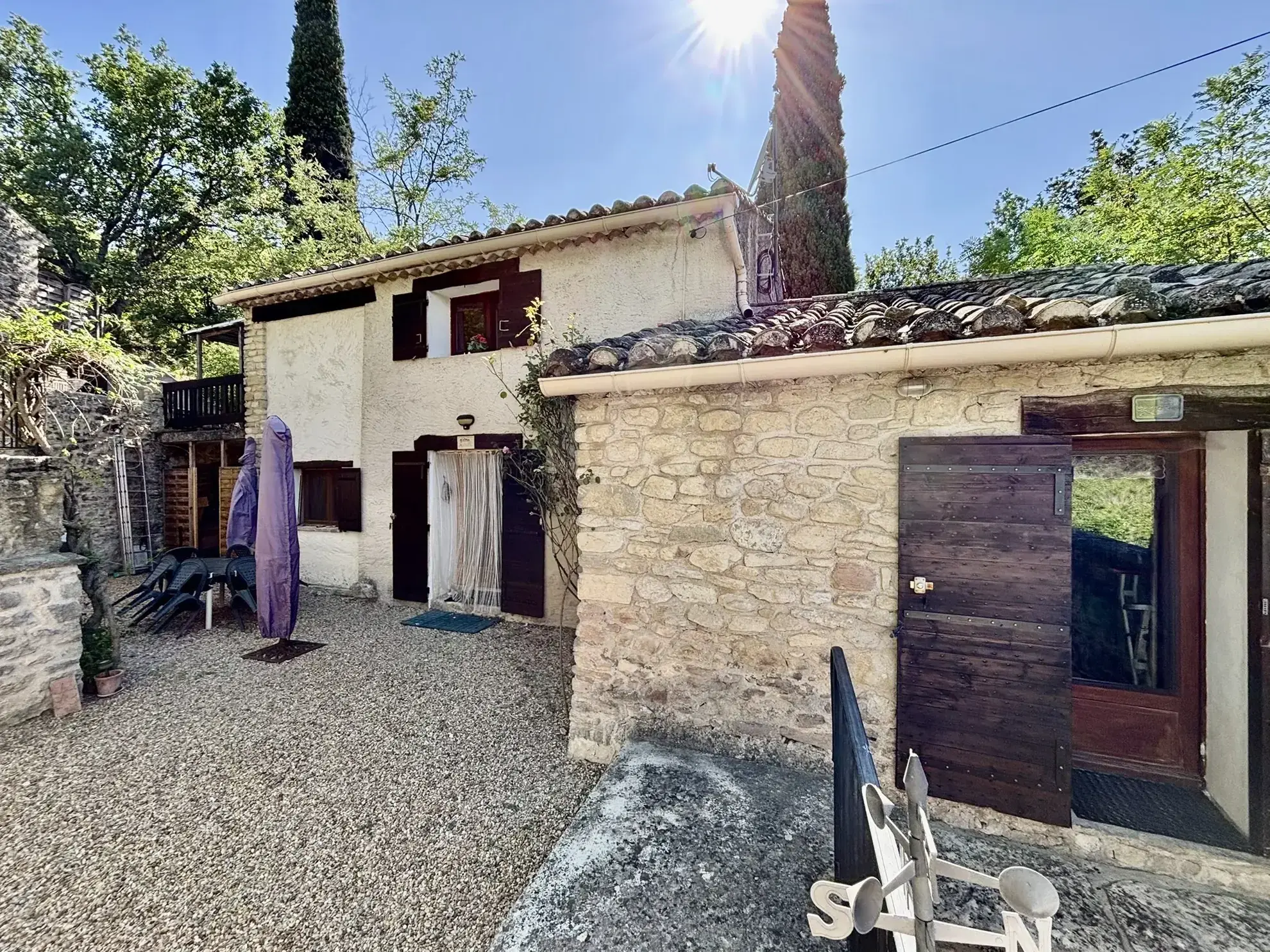 Maison de campagne en pierre avec deux logements à vendre à Crestet 