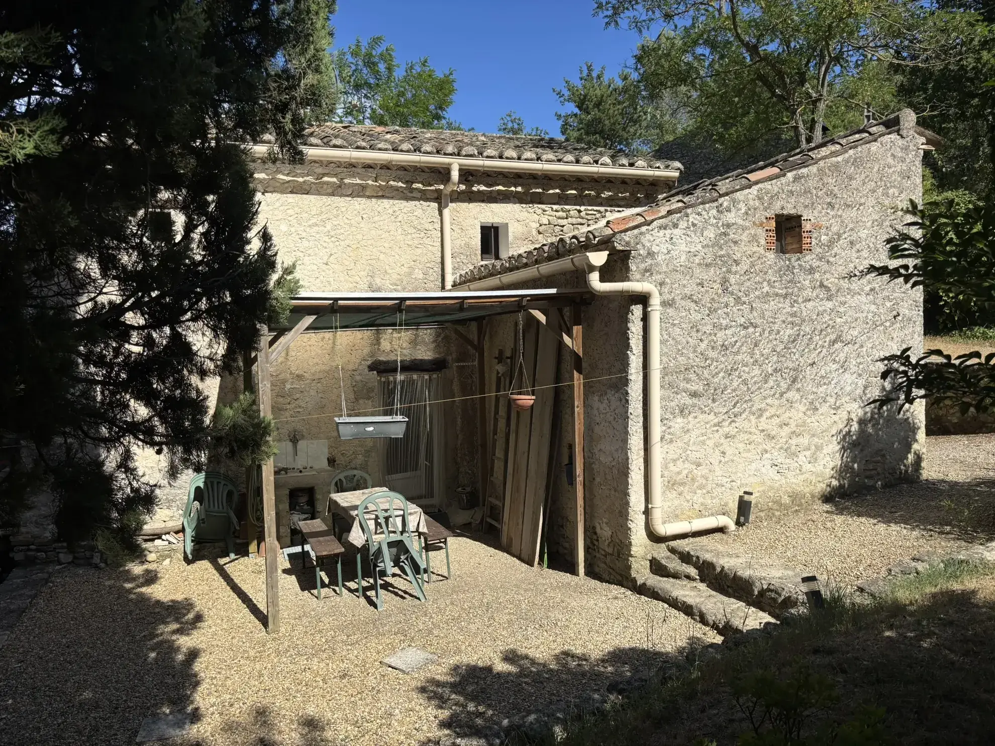 Maison de campagne en pierre avec deux logements à vendre à Crestet 