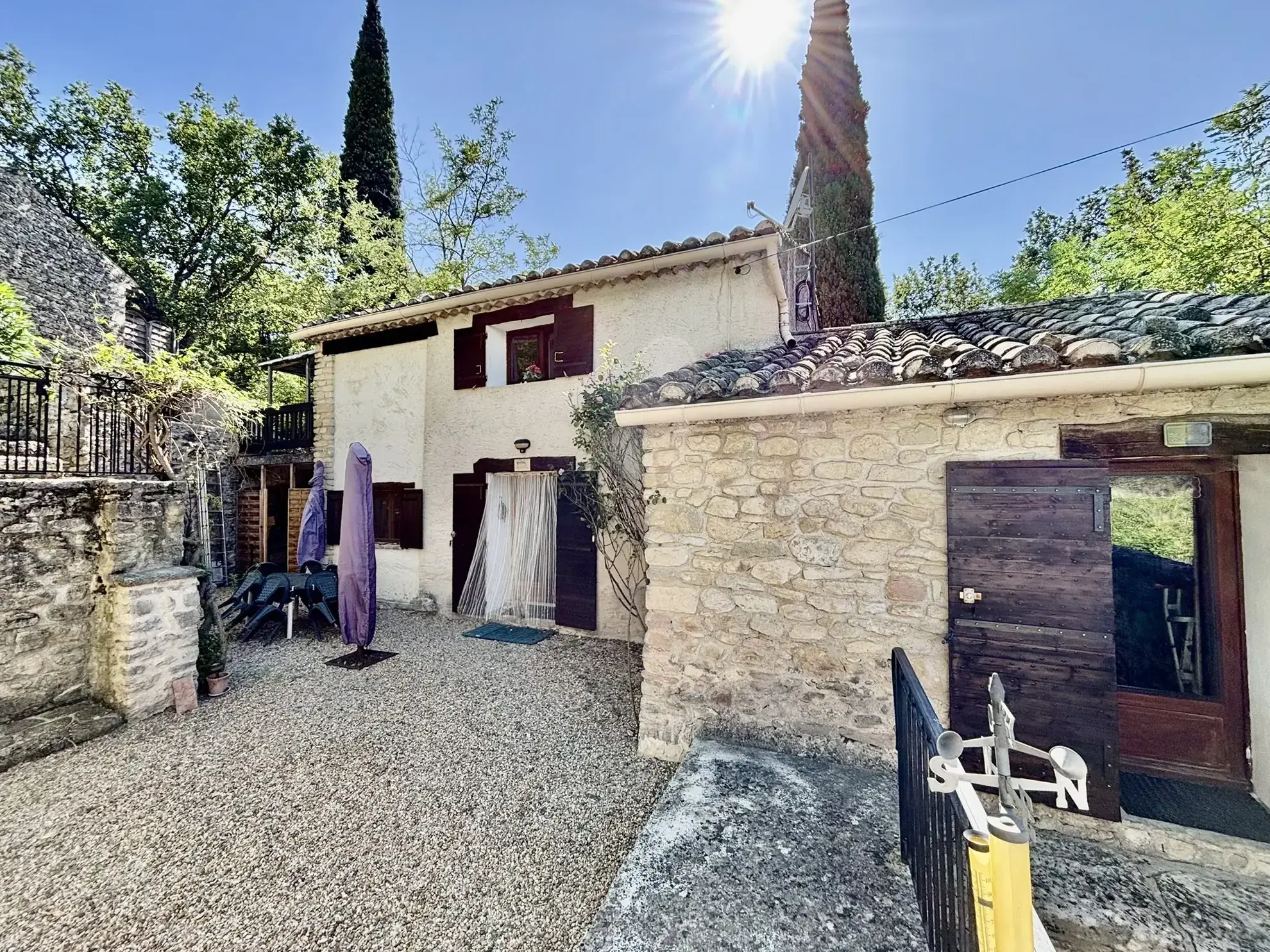 Maison de campagne en pierre avec deux logements à vendre à Crestet 