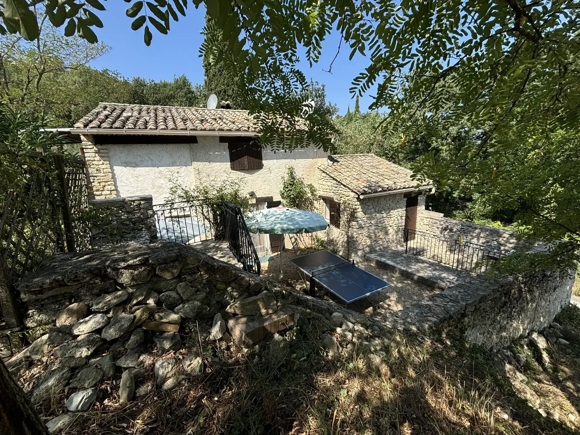 Maison de campagne en pierre avec deux logements à vendre à Crestet 