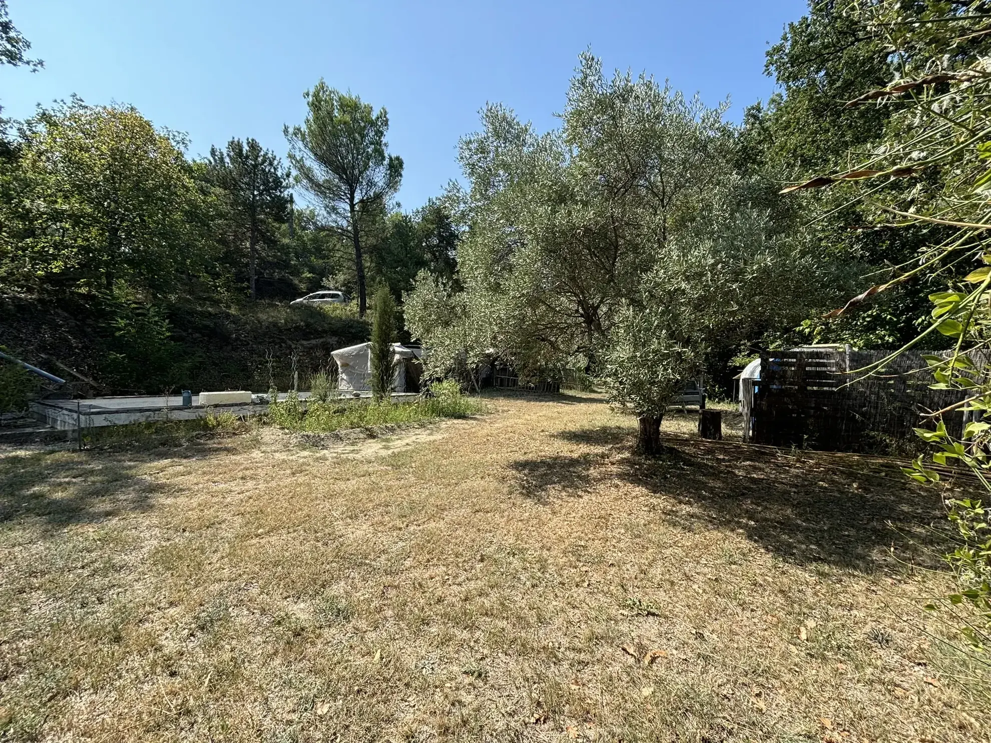 Maison de campagne en pierre avec deux logements à vendre à Crestet 