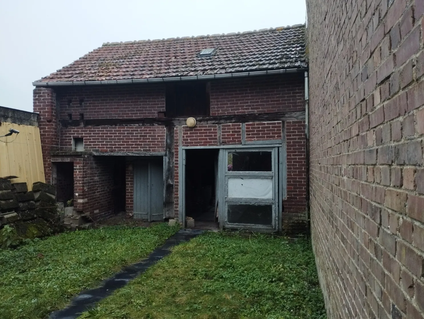 Maison de ville à rénover proche de Noyon et Compiègne, potentiel d'investissement 
