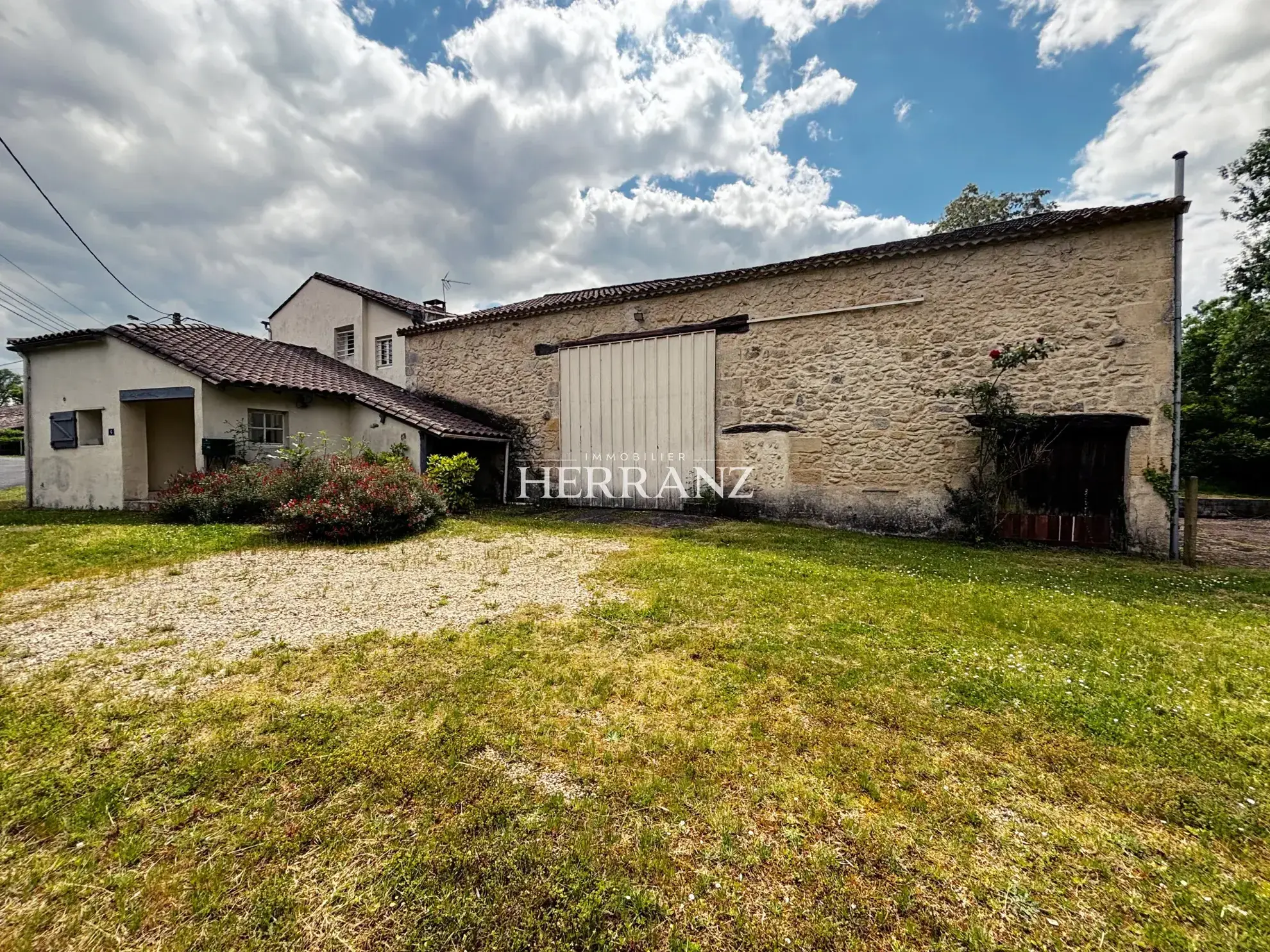 Charmante maison en pierre de 160 m² avec chais et grand terrain à Moulin-Neuf 