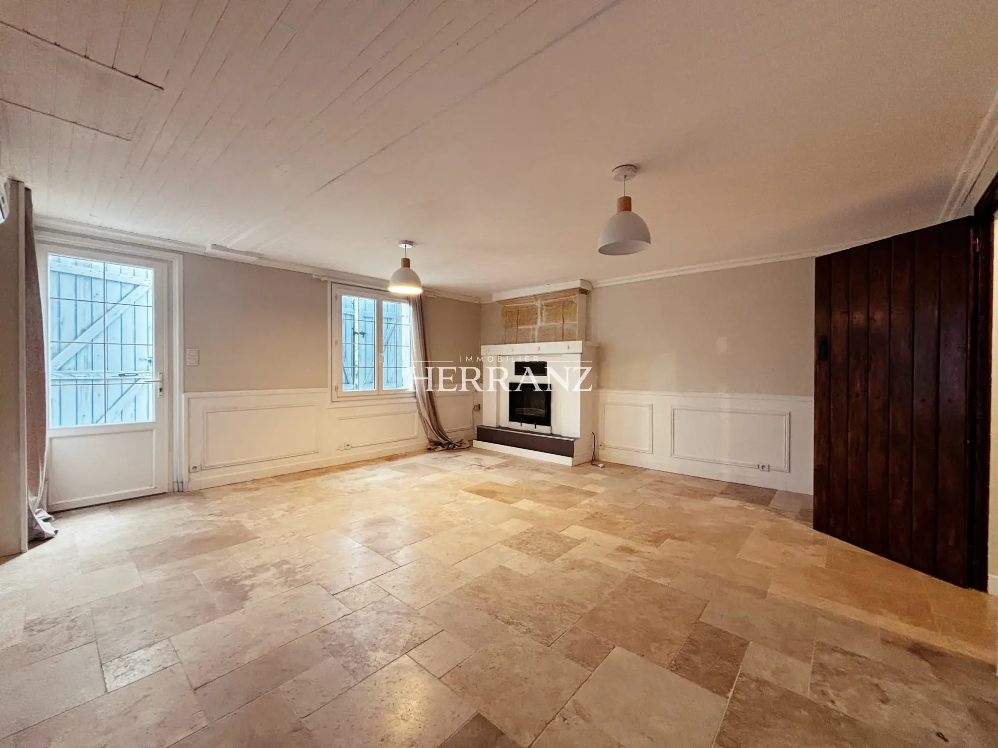 Charmante maison en pierre de 160 m² avec chais et grand terrain à Moulin-Neuf 