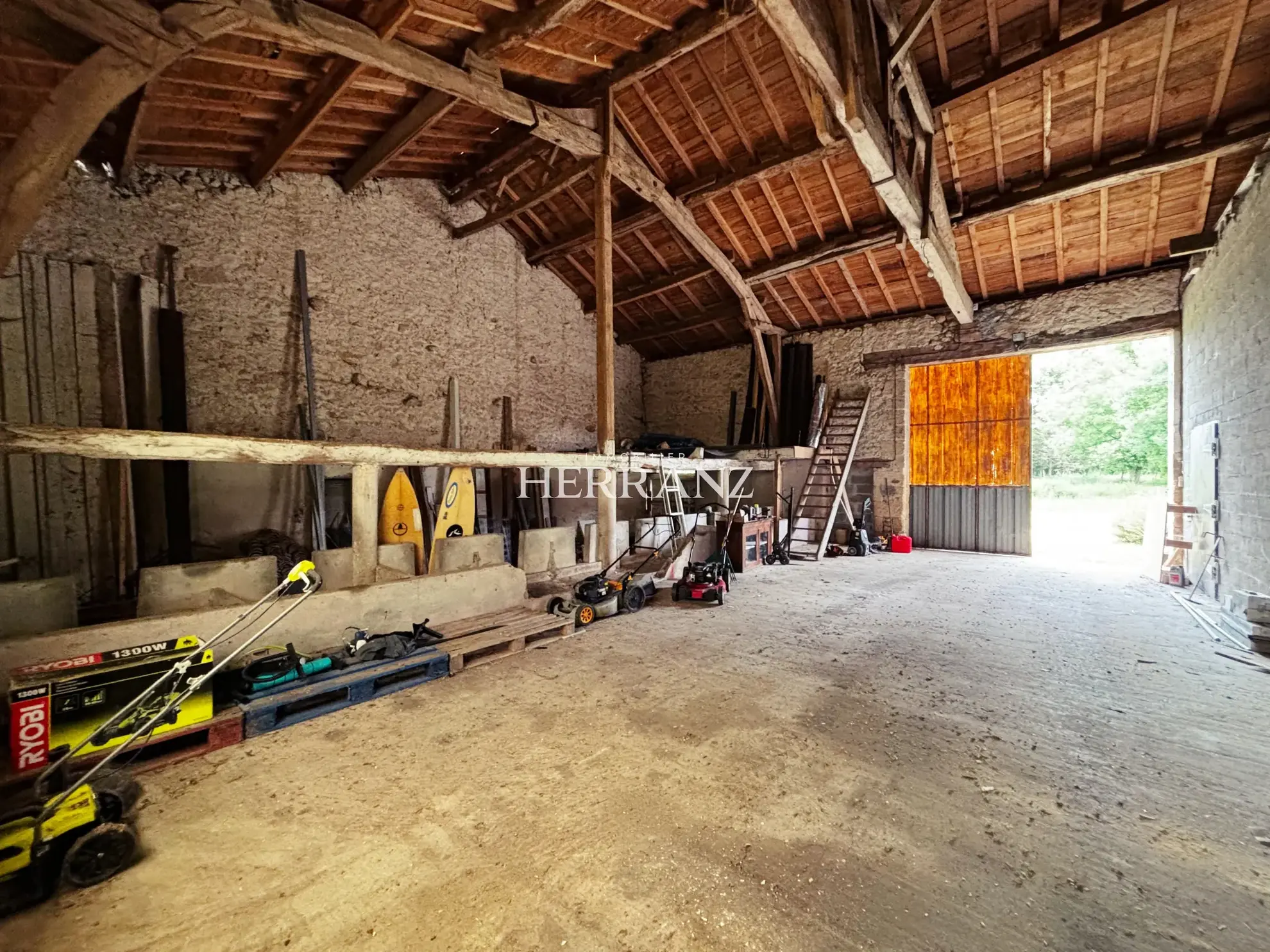 Charmante maison en pierre de 160 m² avec chais et grand terrain à Moulin-Neuf 