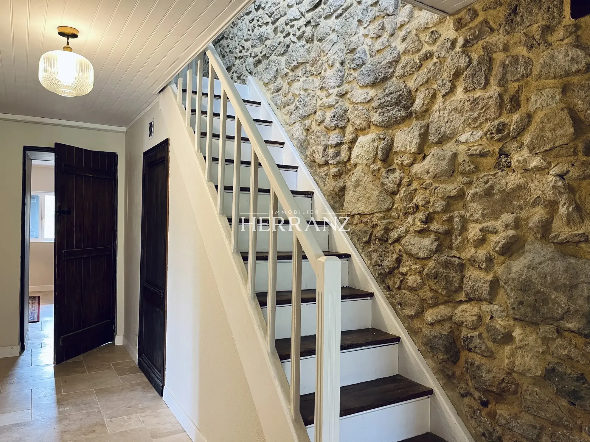 Charmante maison en pierre de 160 m² avec chais et grand terrain à Moulin-Neuf 