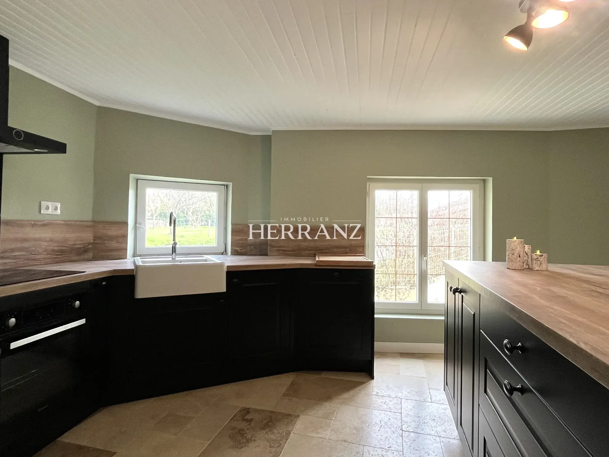 Charmante maison en pierre de 160 m² avec chais et grand terrain à Moulin-Neuf 