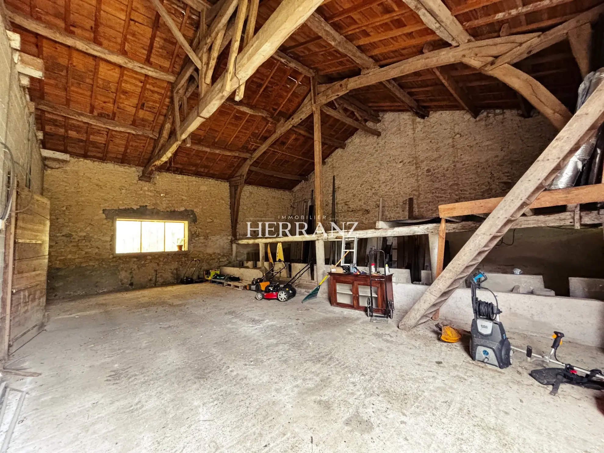 Charmante maison en pierre de 160 m² avec chais et grand terrain à Moulin-Neuf 