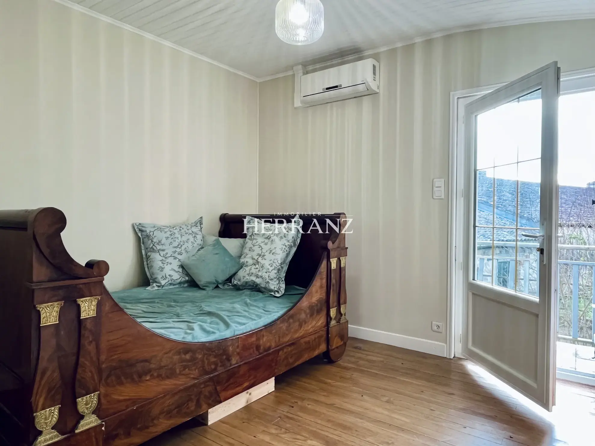 Charmante maison en pierre de 160 m² avec chais et grand terrain à Moulin-Neuf 