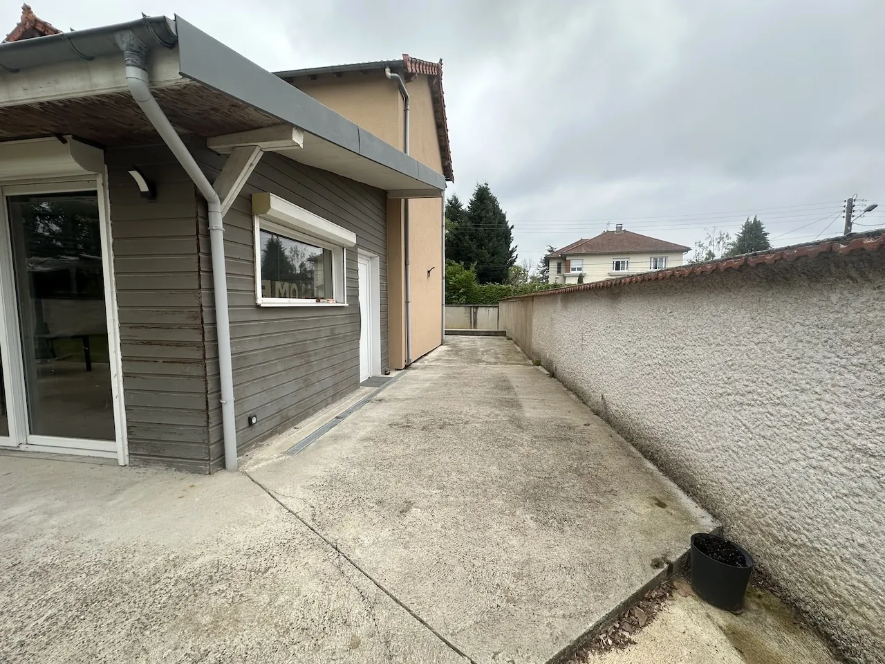 Maison de 136 m² à Riorges avec terrasse et 3 chambres, proche commodités 