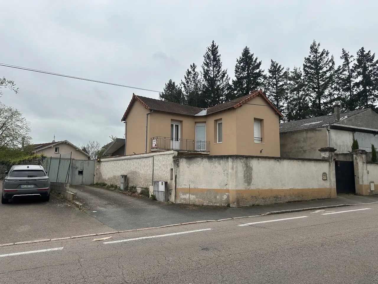 Maison de 136 m² à Riorges avec terrasse et 3 chambres, proche commodités 