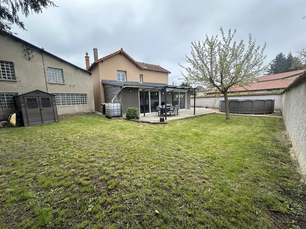 Maison de 136 m² à Riorges avec terrasse et 3 chambres, proche commodités 