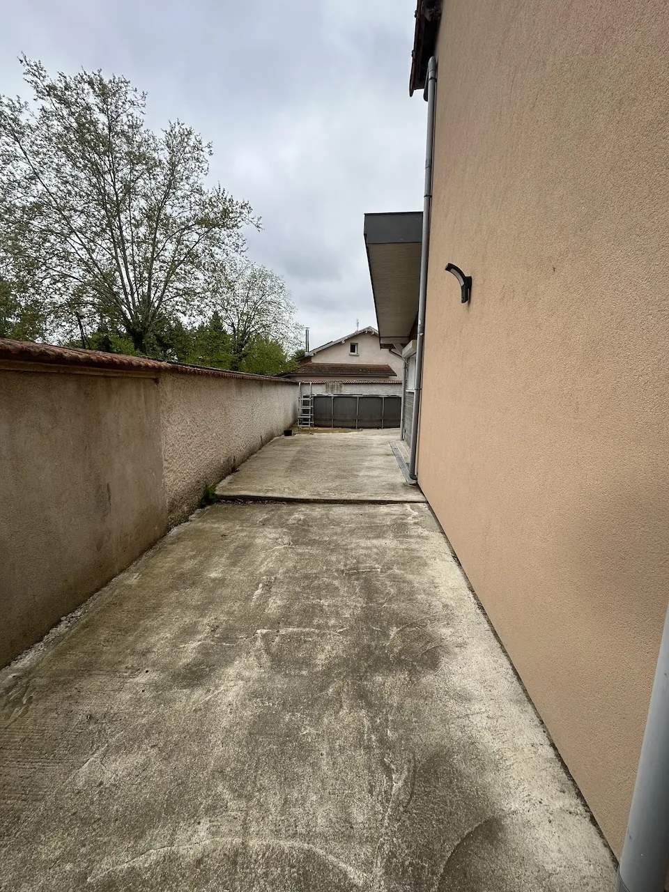 Maison de 136 m² à Riorges avec terrasse et 3 chambres, proche commodités 