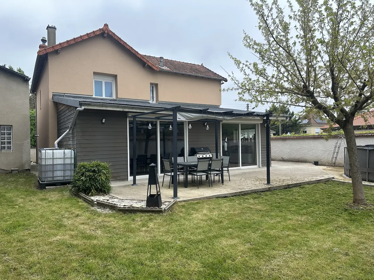 Maison de 136 m² à Riorges avec terrasse et 3 chambres, proche commodités 