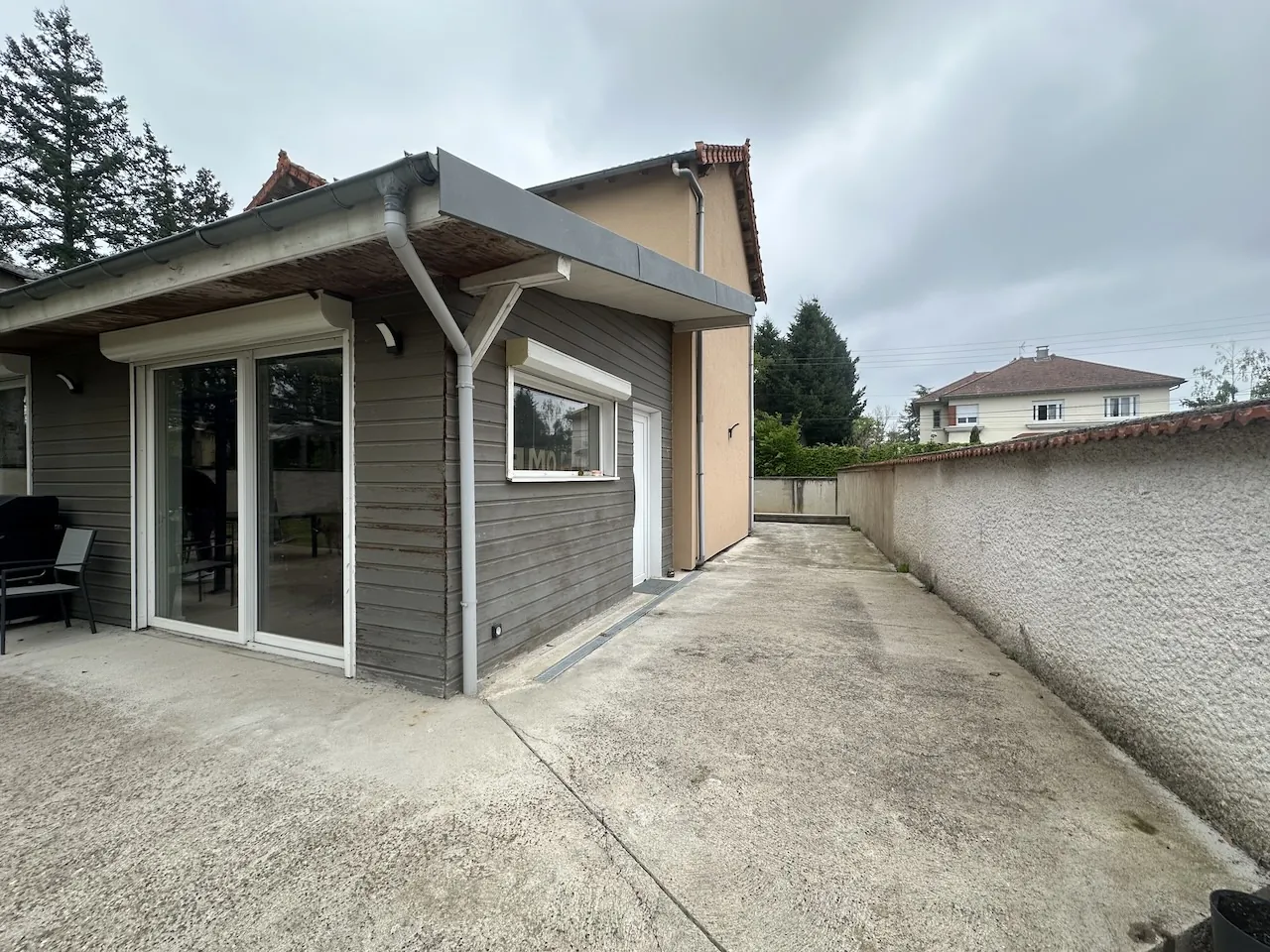 Maison de 136 m² à Riorges avec terrasse et 3 chambres, proche commodités 