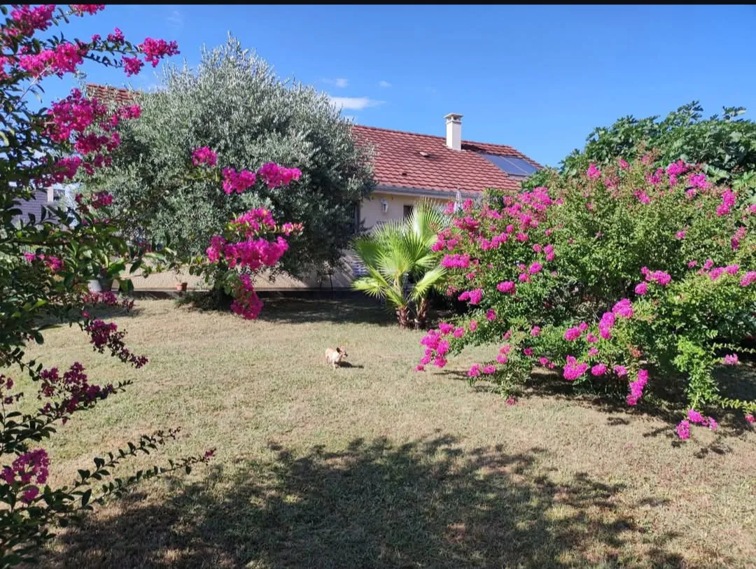 Maison de plain-pied à Artix avec jardin et garage - Secteur recherché
