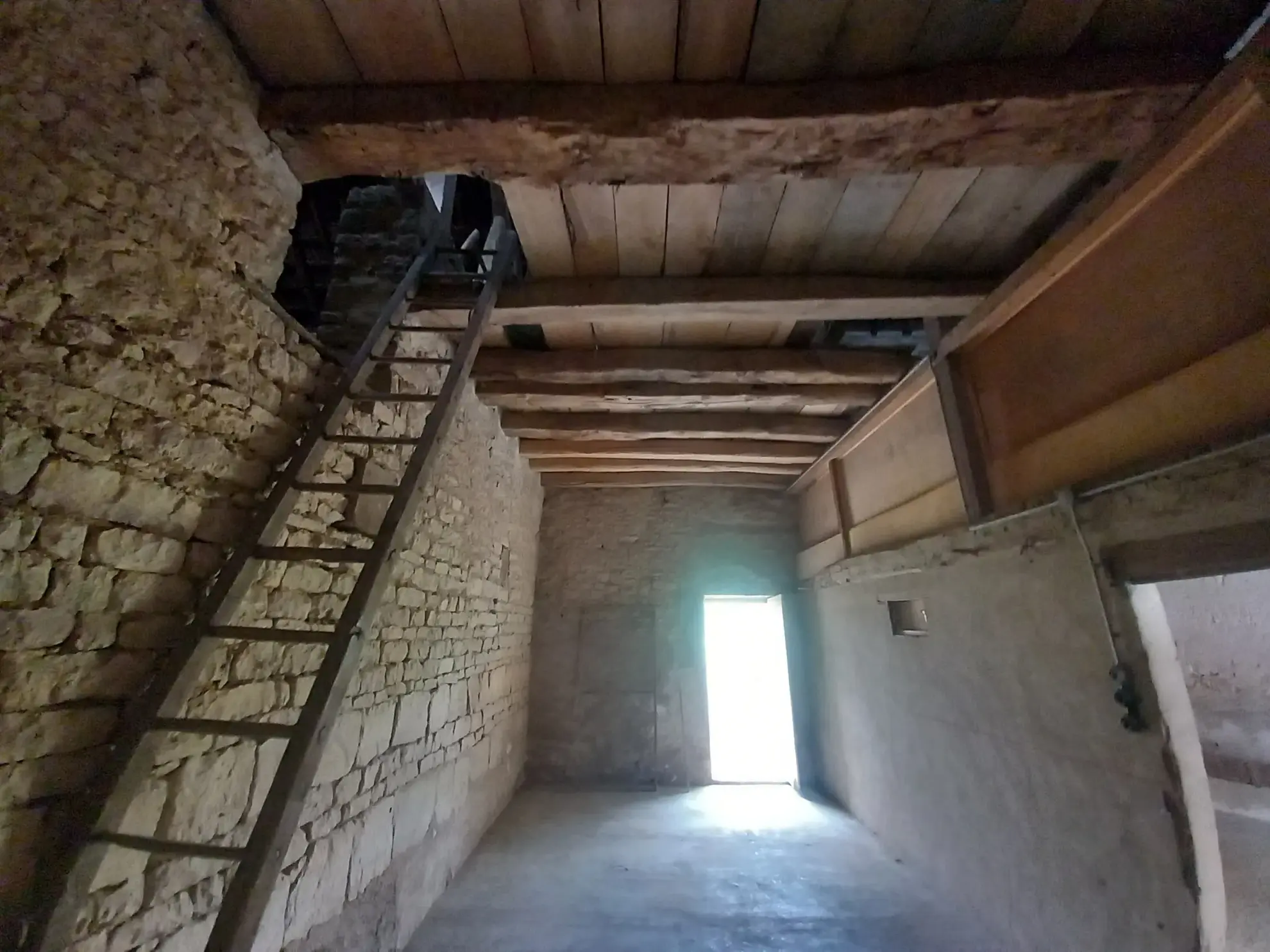 A vendre ensemble maison et grange avec terrain dans un hameau à proximité de Châtillon-en-Bazois 