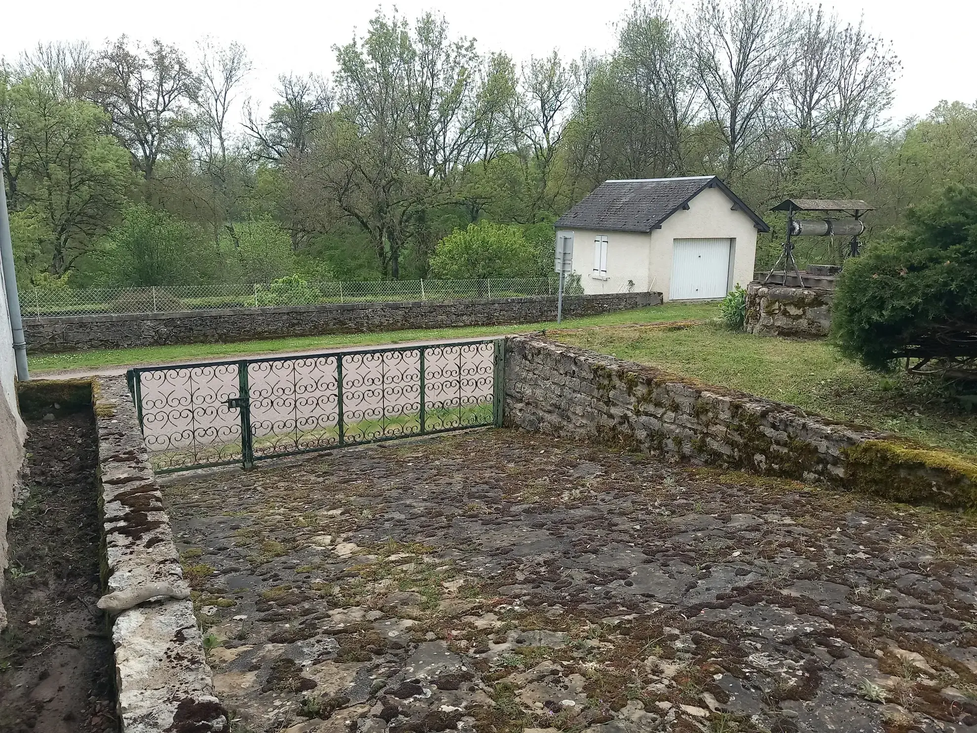 A vendre ensemble maison et grange avec terrain dans un hameau à proximité de Châtillon-en-Bazois 