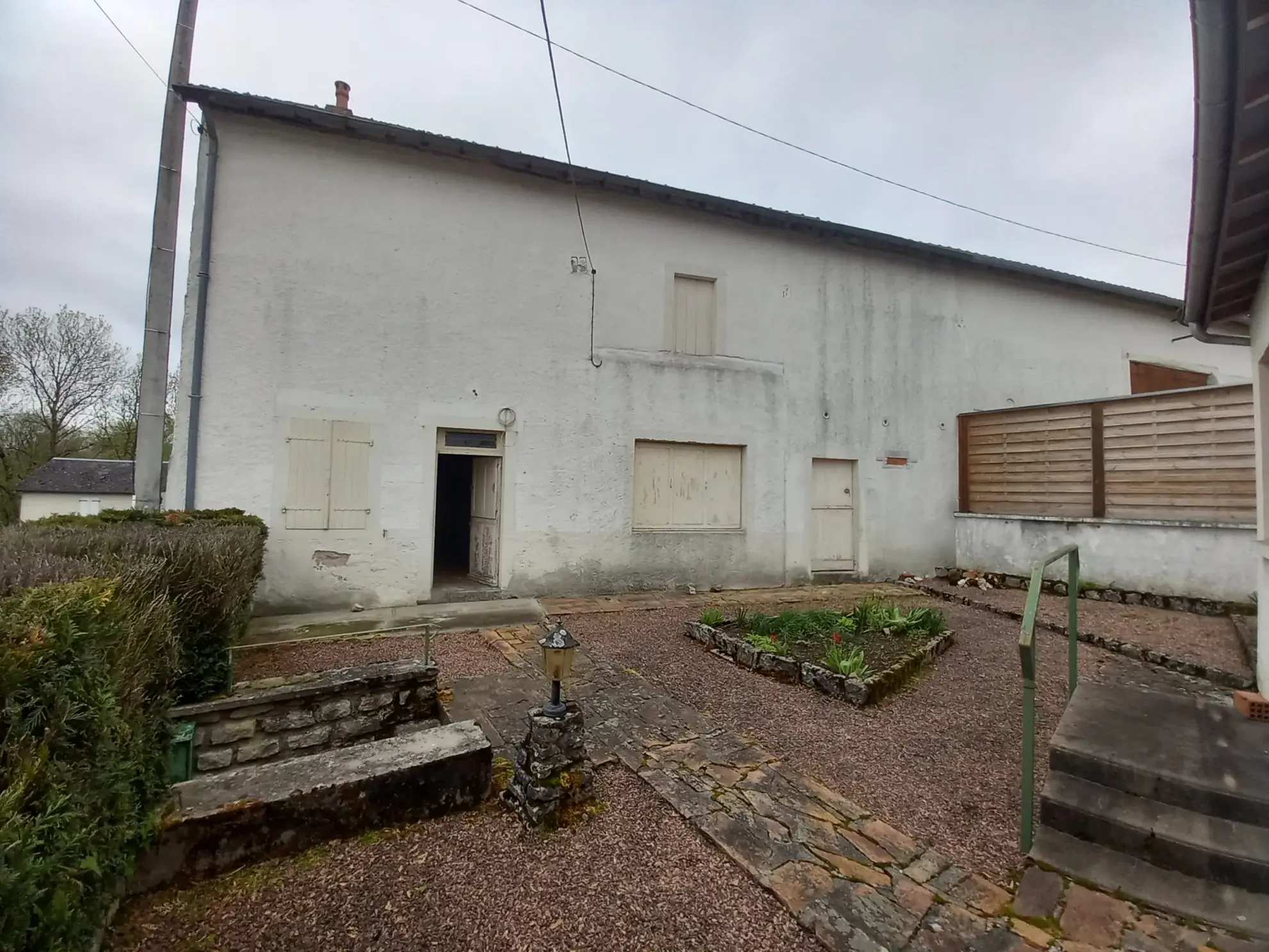A vendre ensemble maison et grange avec terrain dans un hameau à proximité de Châtillon-en-Bazois 