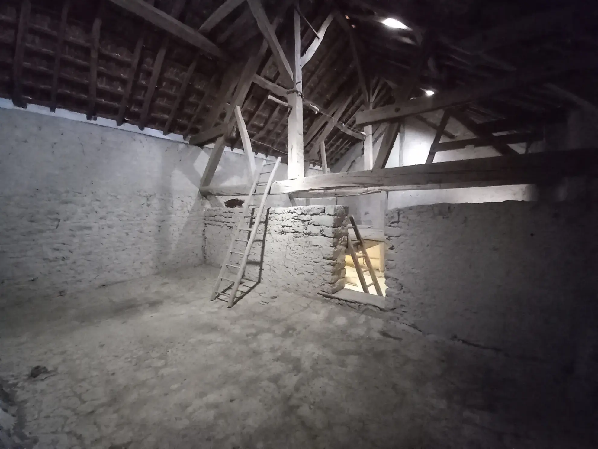 A vendre ensemble maison et grange avec terrain dans un hameau à proximité de Châtillon-en-Bazois 