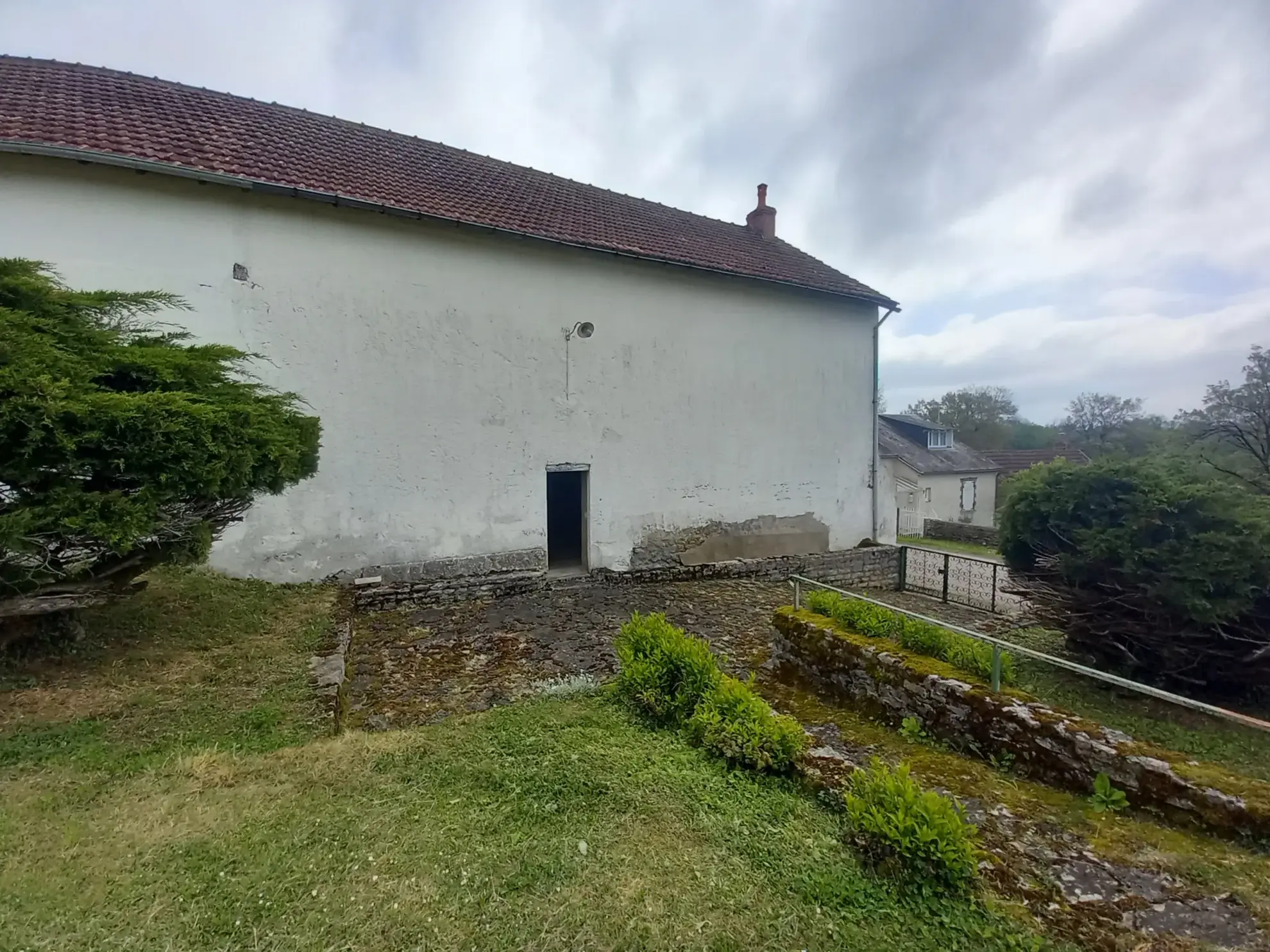 A vendre ensemble maison et grange avec terrain dans un hameau à proximité de Châtillon-en-Bazois 