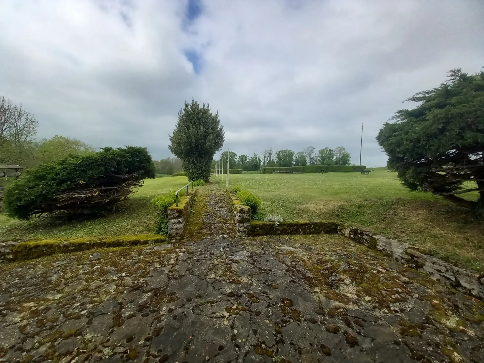A vendre ensemble maison et grange avec terrain dans un hameau à proximité de Châtillon-en-Bazois 
