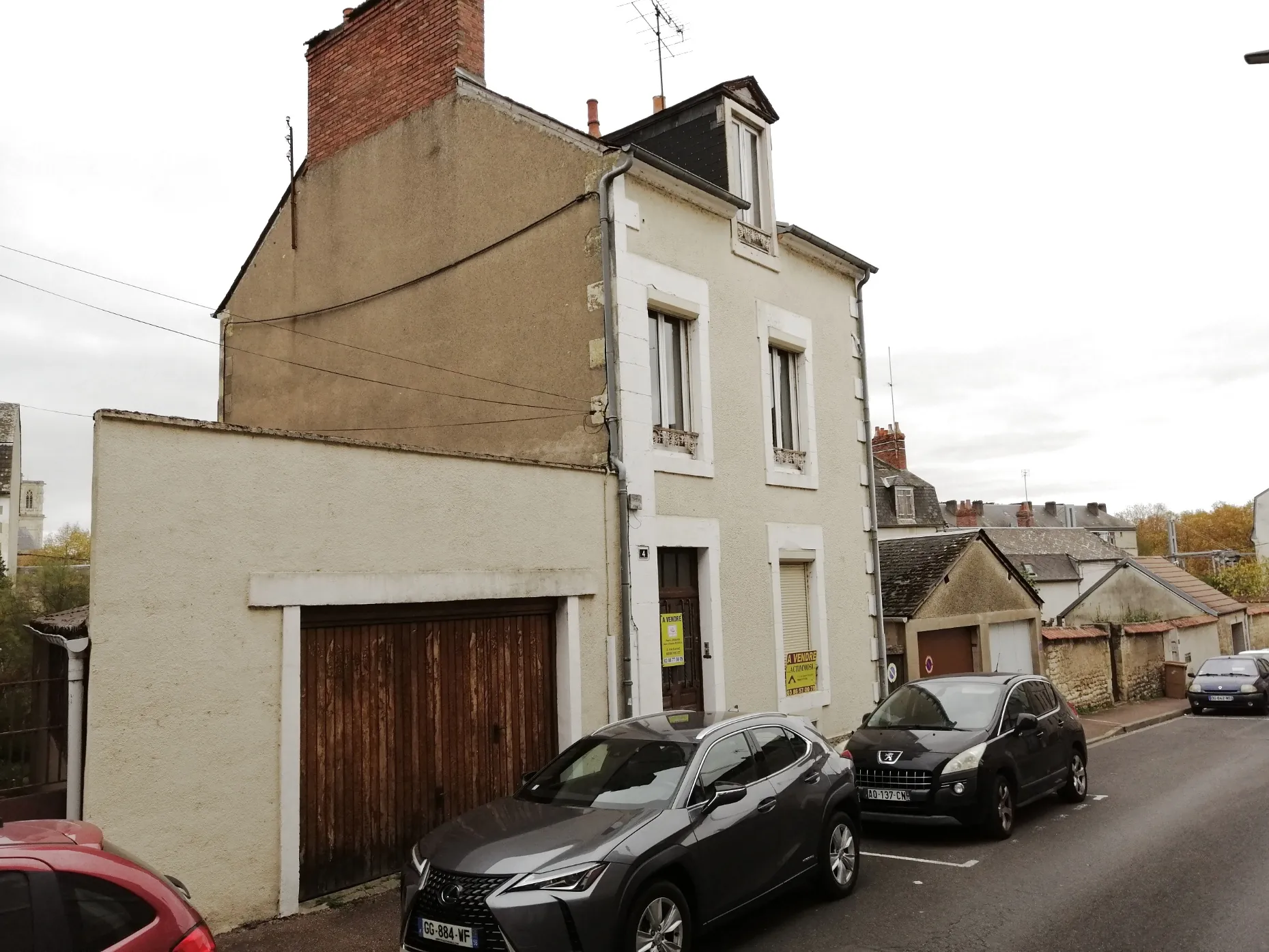 Maison à vendre à Nevers, 121 m², jardin, garage, à rénover 