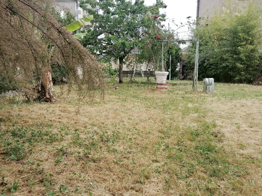 Maison à vendre à Nevers, 121 m², jardin, garage, à rénover 