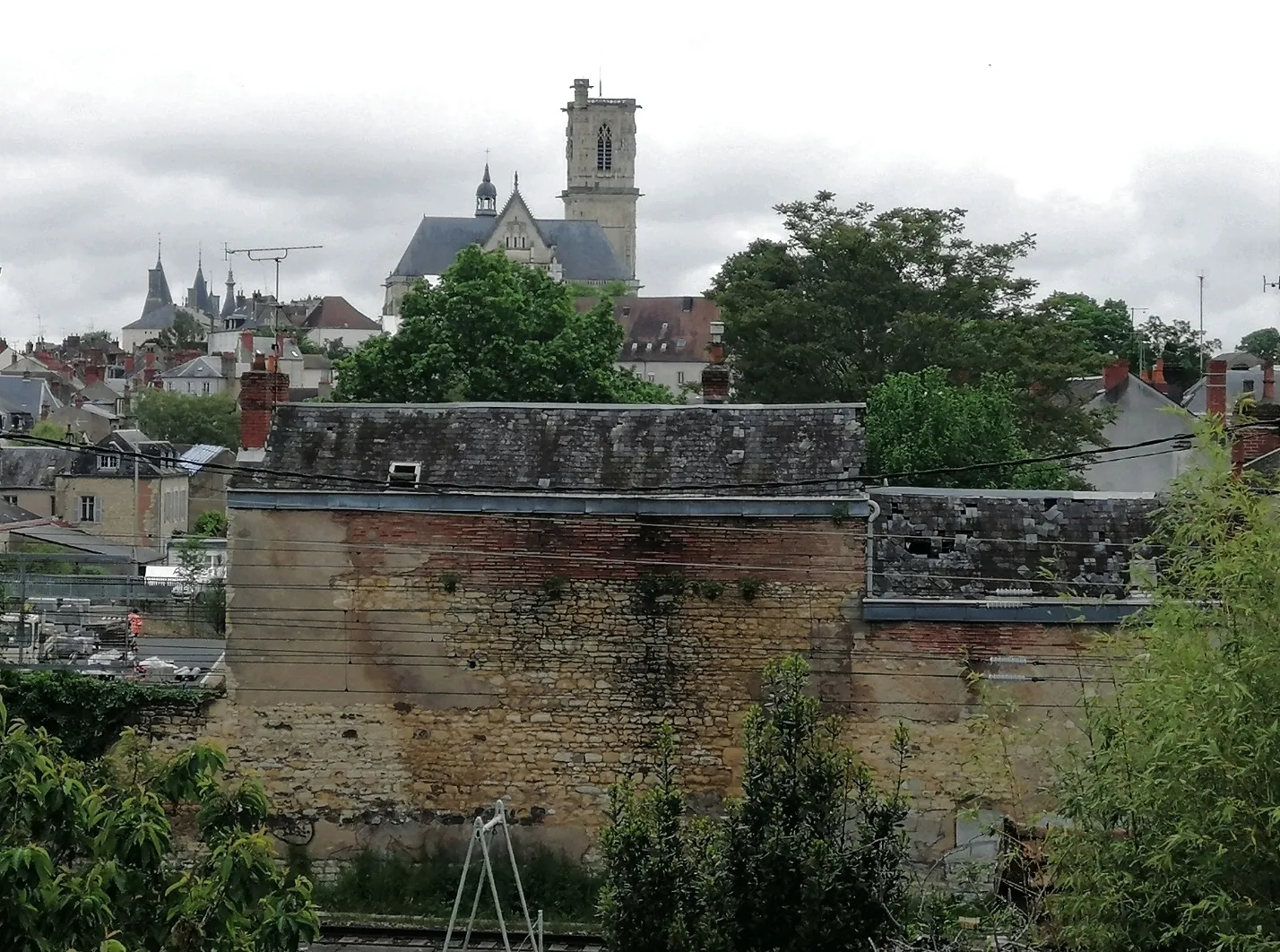 Maison à vendre à Nevers, 121 m², jardin, garage, à rénover 