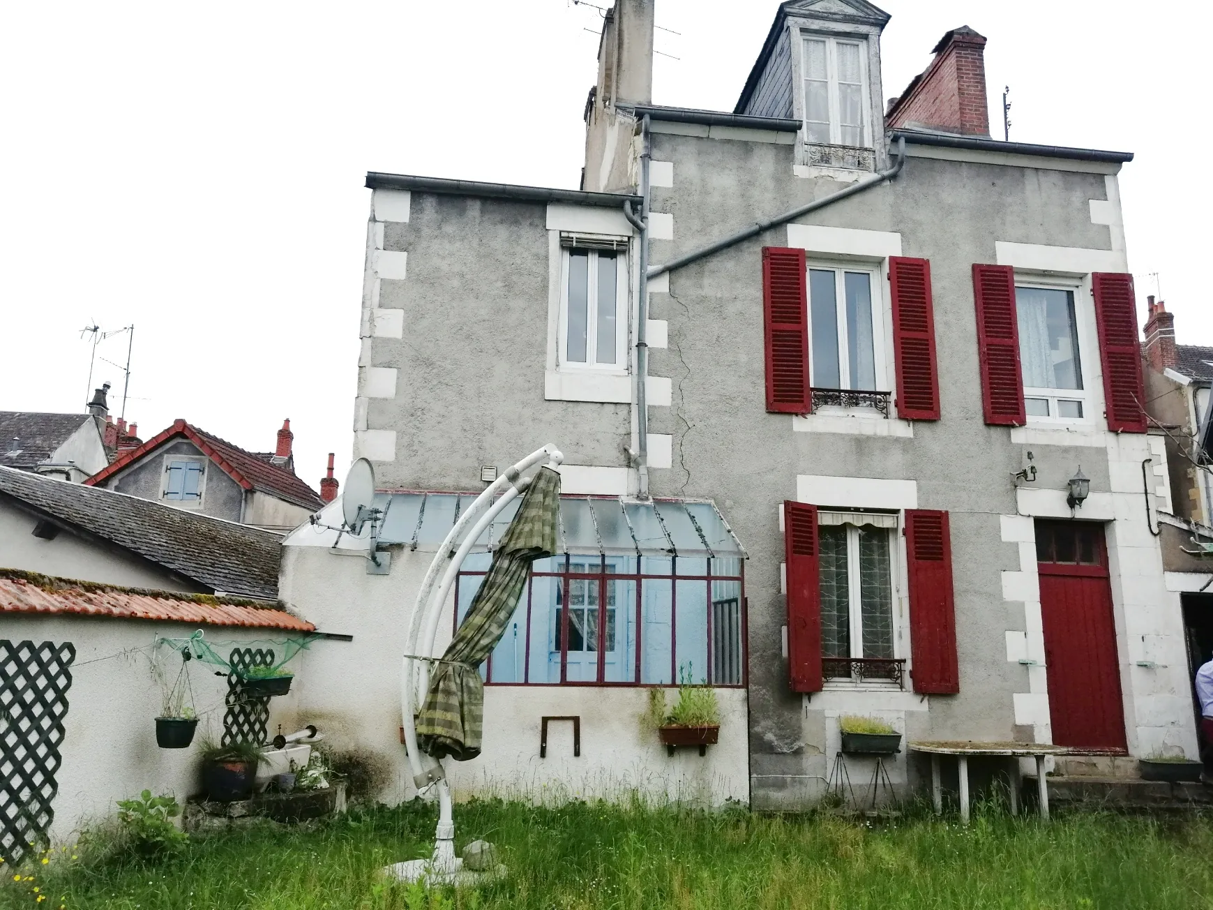 Maison à vendre à Nevers, 121 m², jardin, garage, à rénover 