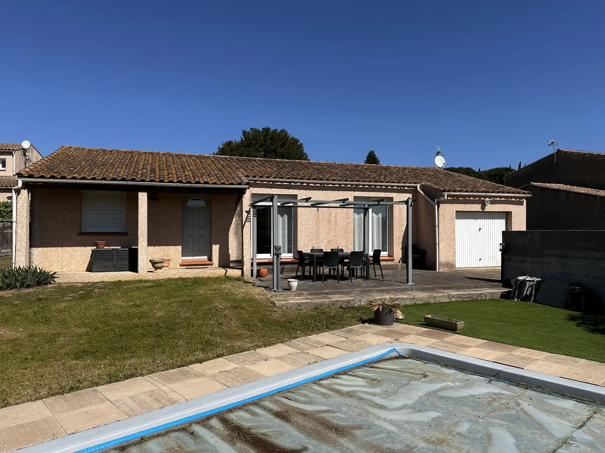Maison de plain-pied avec piscine et garage à Trèbes - 90 m²