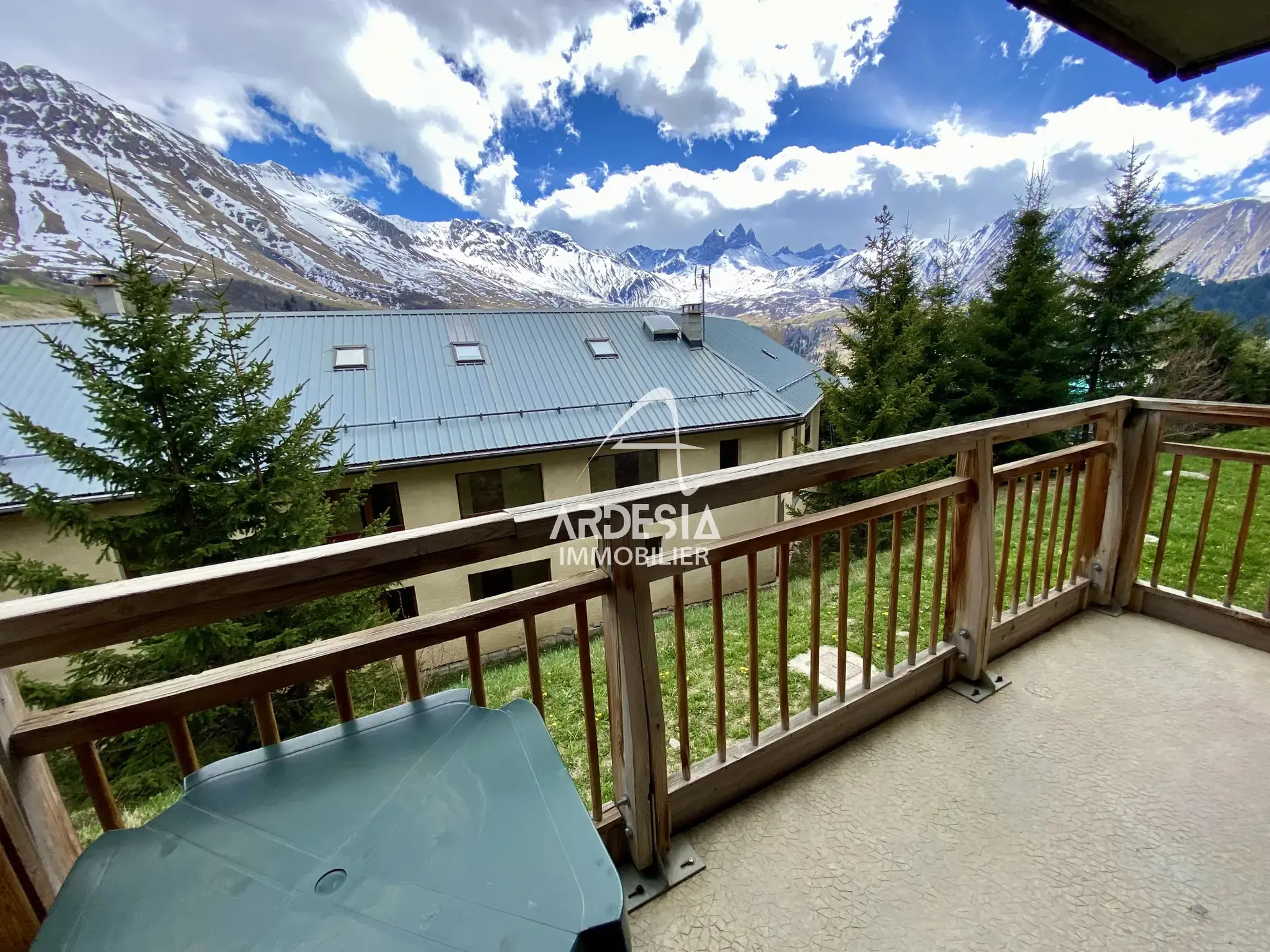 Appartement T2 cabine dans station de ski d'Albiez Montrond avec balcon et vue imprenable 