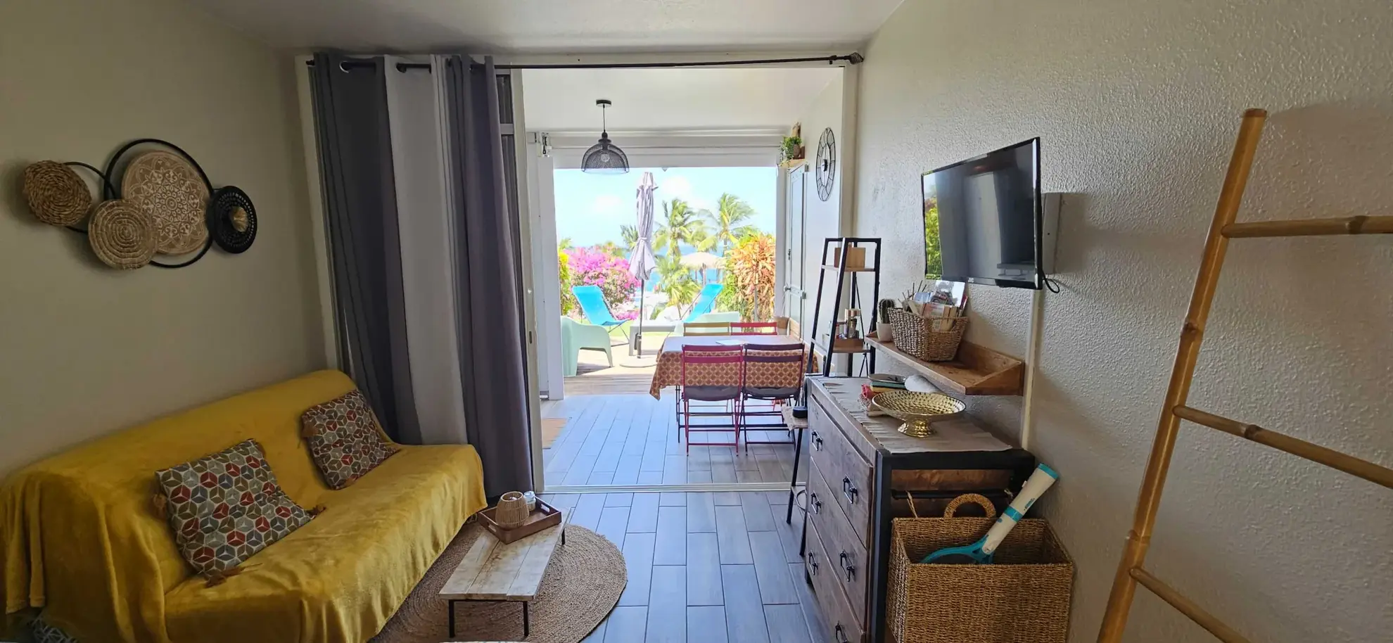 Studio meublé avec vue mer, terrasse et jardin au Diamant 