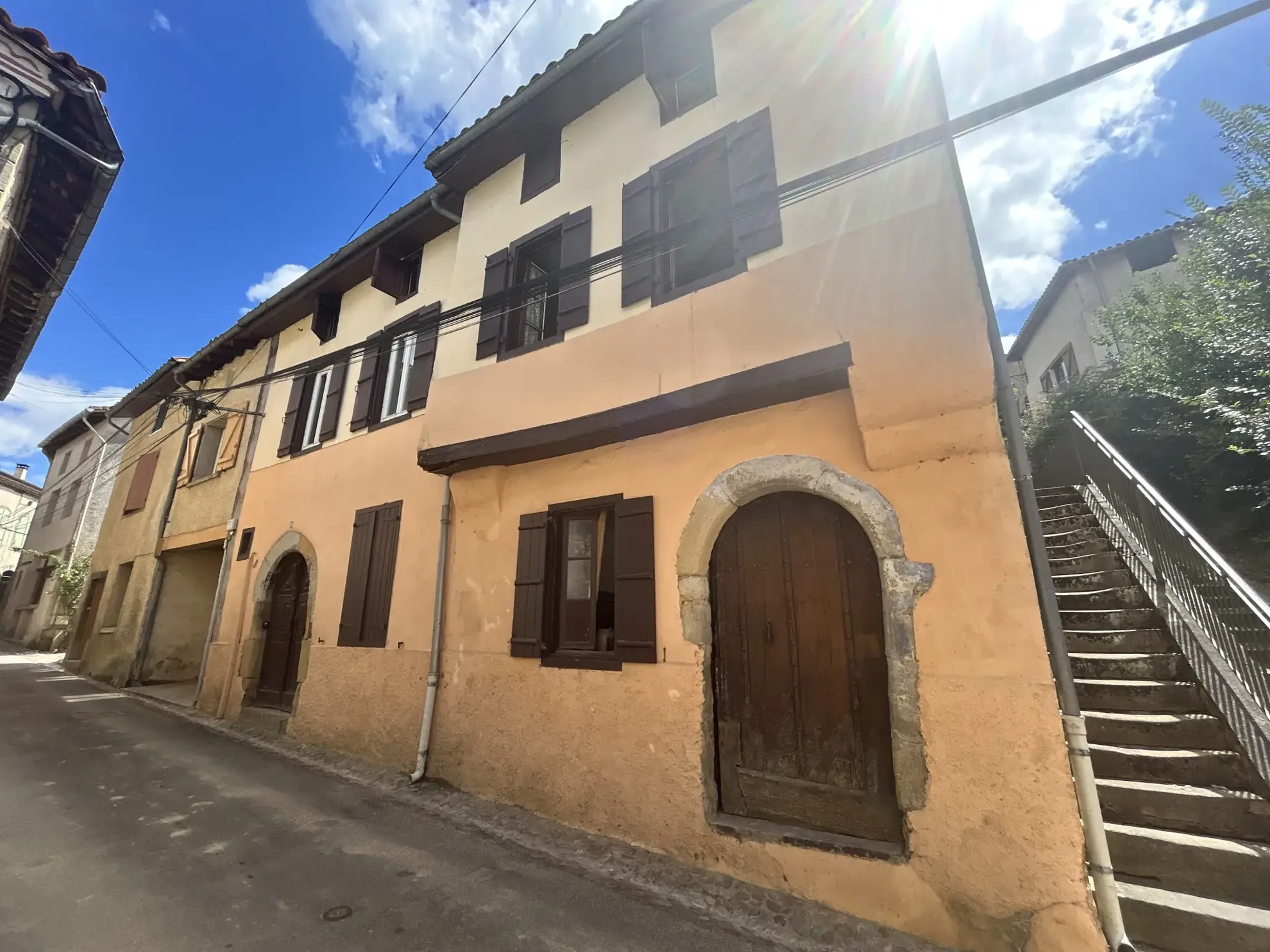 Grande maison de village à rénover de 200 m² avec jardin et cave en Vallée de l'Arize 