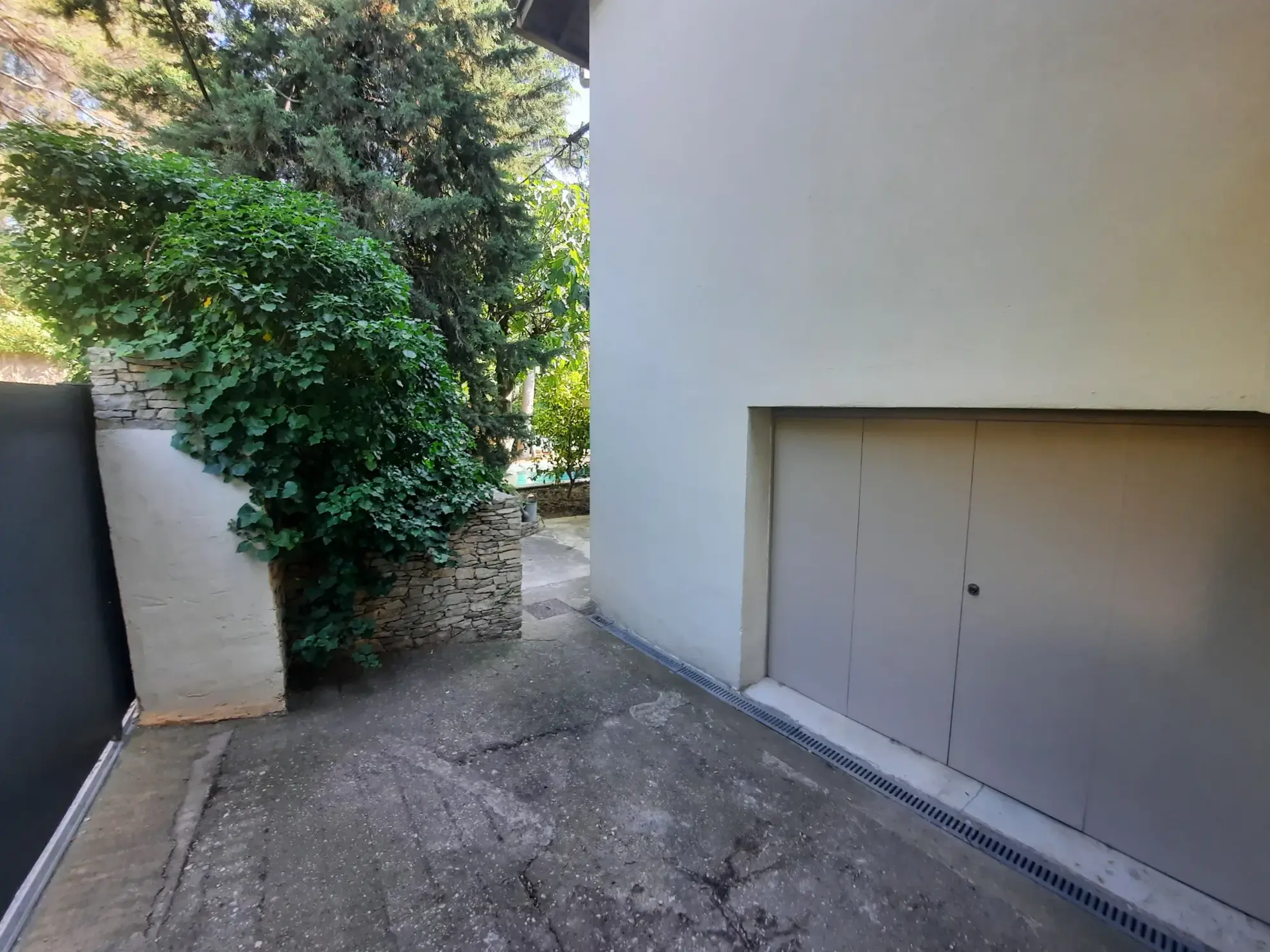 Maison de charme à vendre à Nîmes avec piscine et jardin clos 
