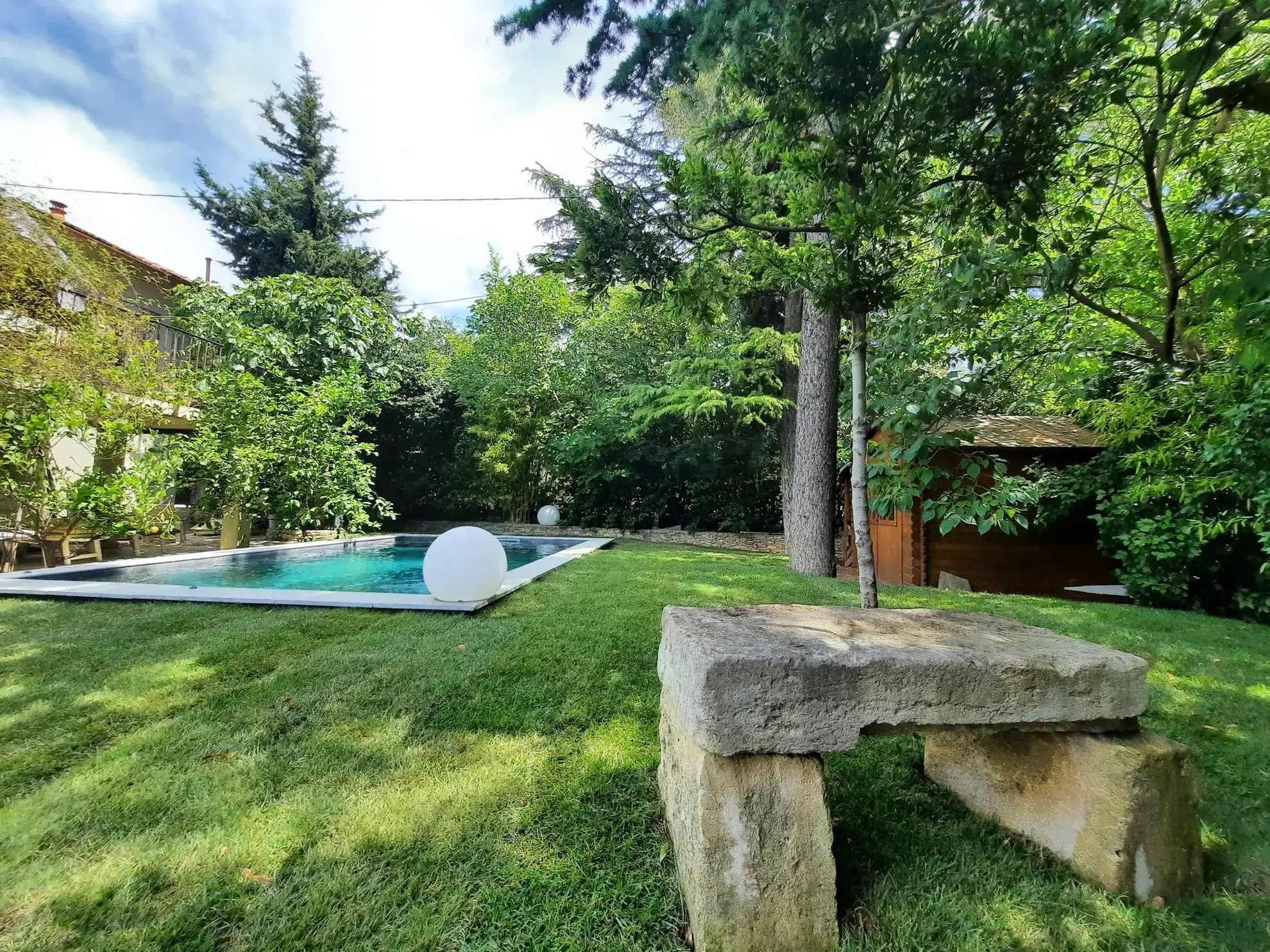Maison de charme à vendre à Nîmes avec piscine et jardin clos 