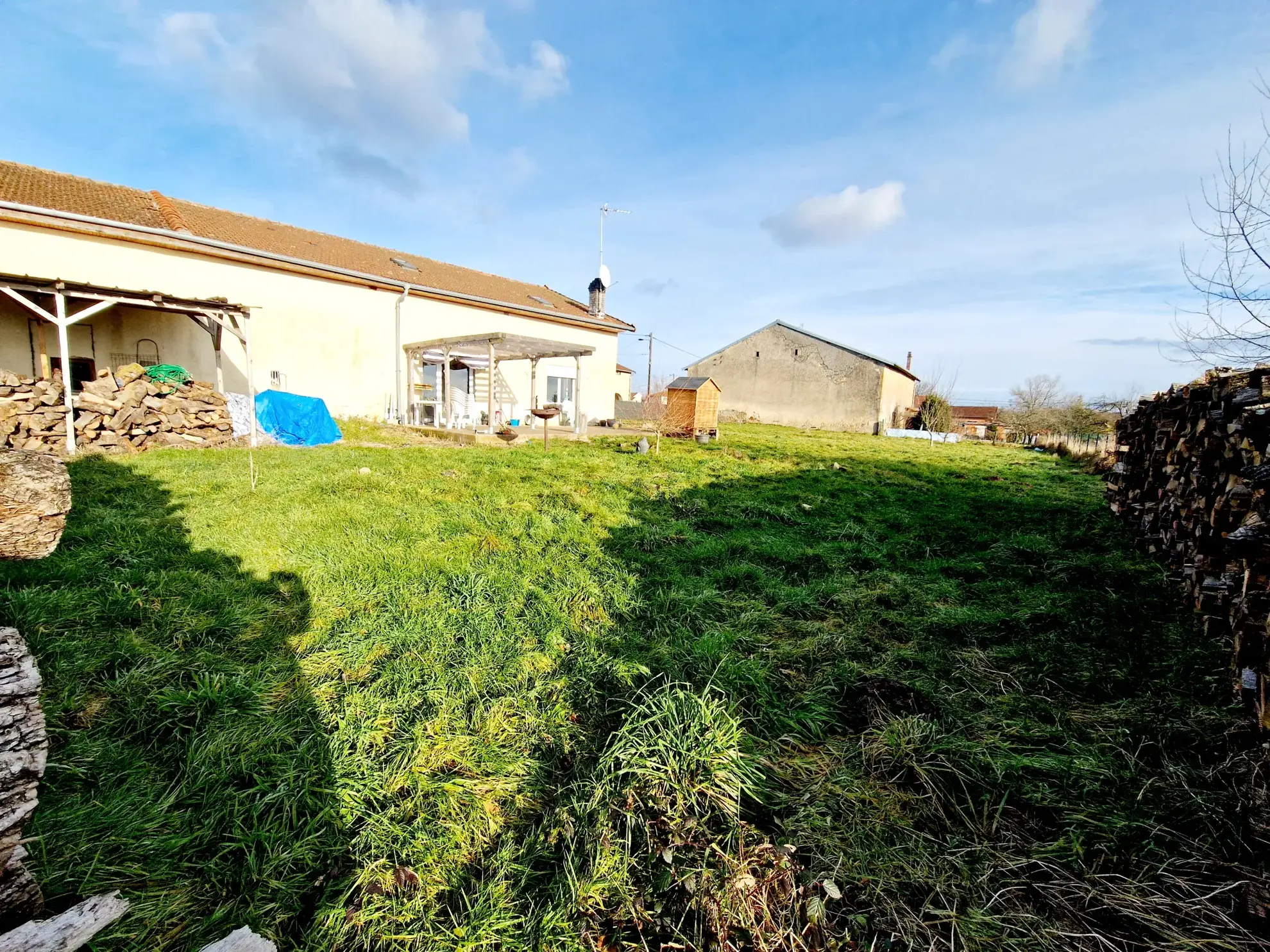 Maison à rénover de 133 m² avec grand terrain à Passavant-la-Rochère 
