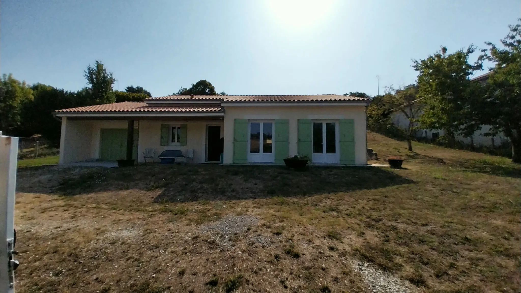 Maison plain-pied à Ribérac – Grand terrain, 2 chambres, proche du centre-ville 