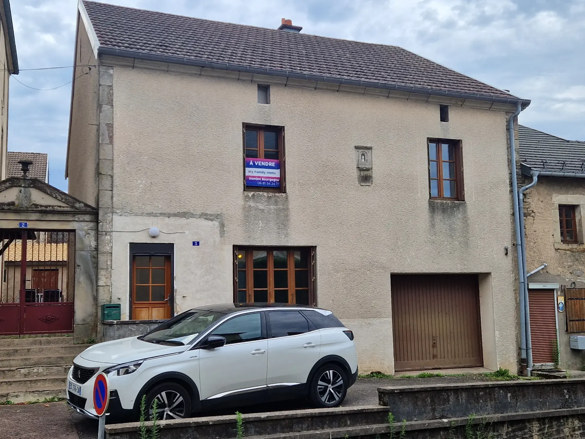 Maison en pierre à Fougerolles avec grand terrain et potentiel d'aménagement
