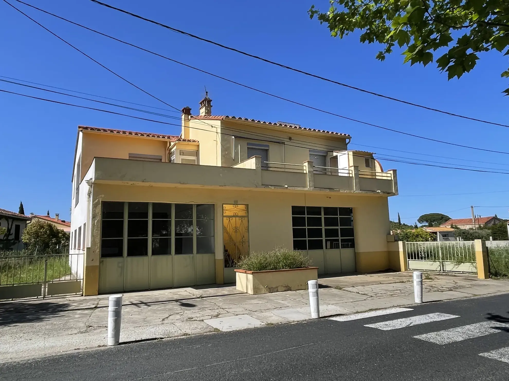Belle maison à Villemolaque avec grandes dépendances et terrain de 1773 m²