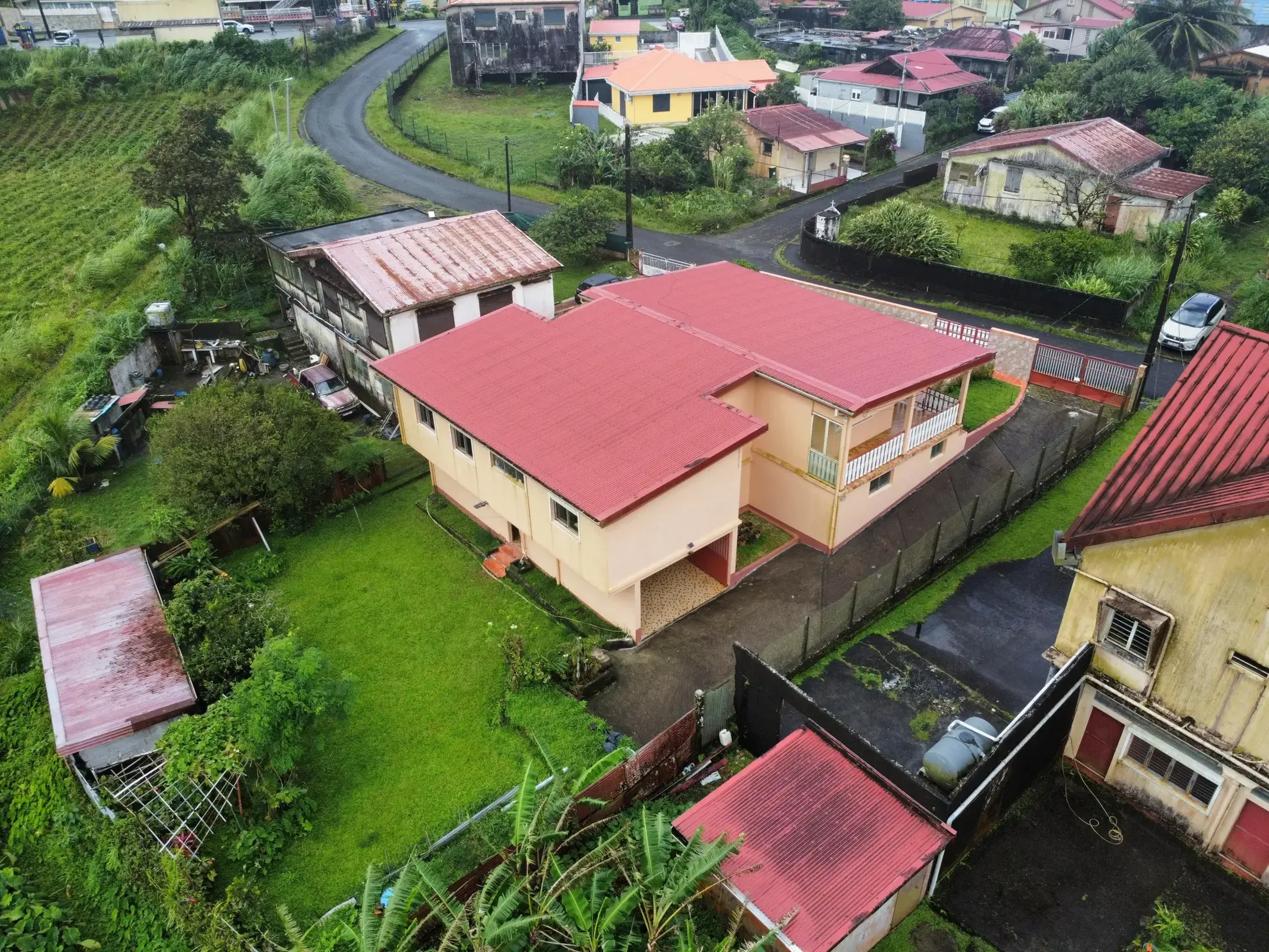 Magnifique maison d'architecte de 187 m² avec vue sur la Montagne Pelée, proche commodités 