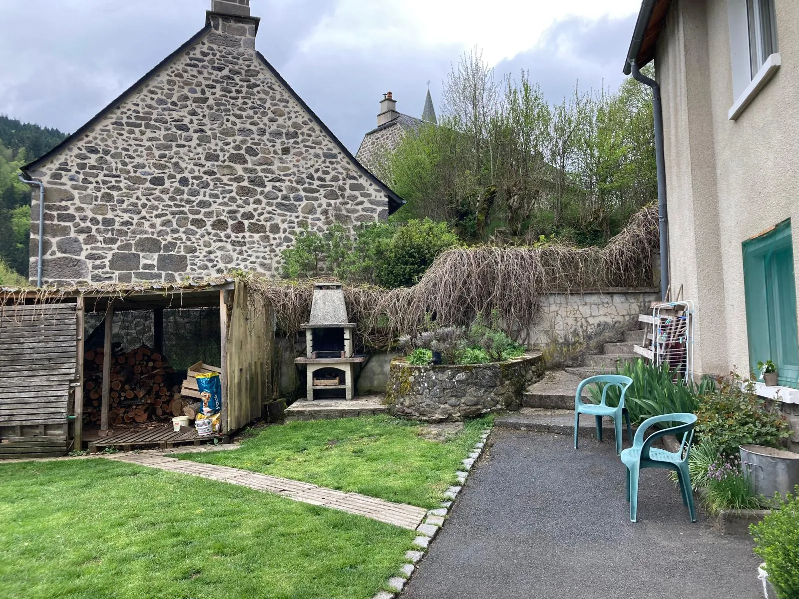 Maison de village à Laveissière – Potentiel gîte ou résidence familiale 