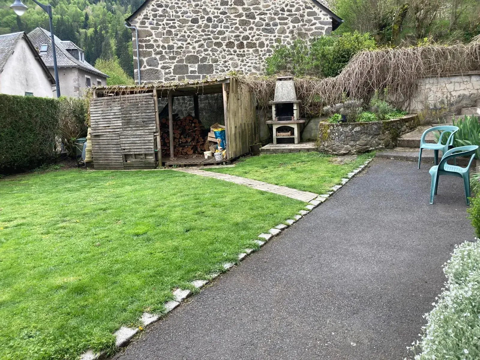 Maison de village à Laveissière – Potentiel gîte ou résidence familiale 