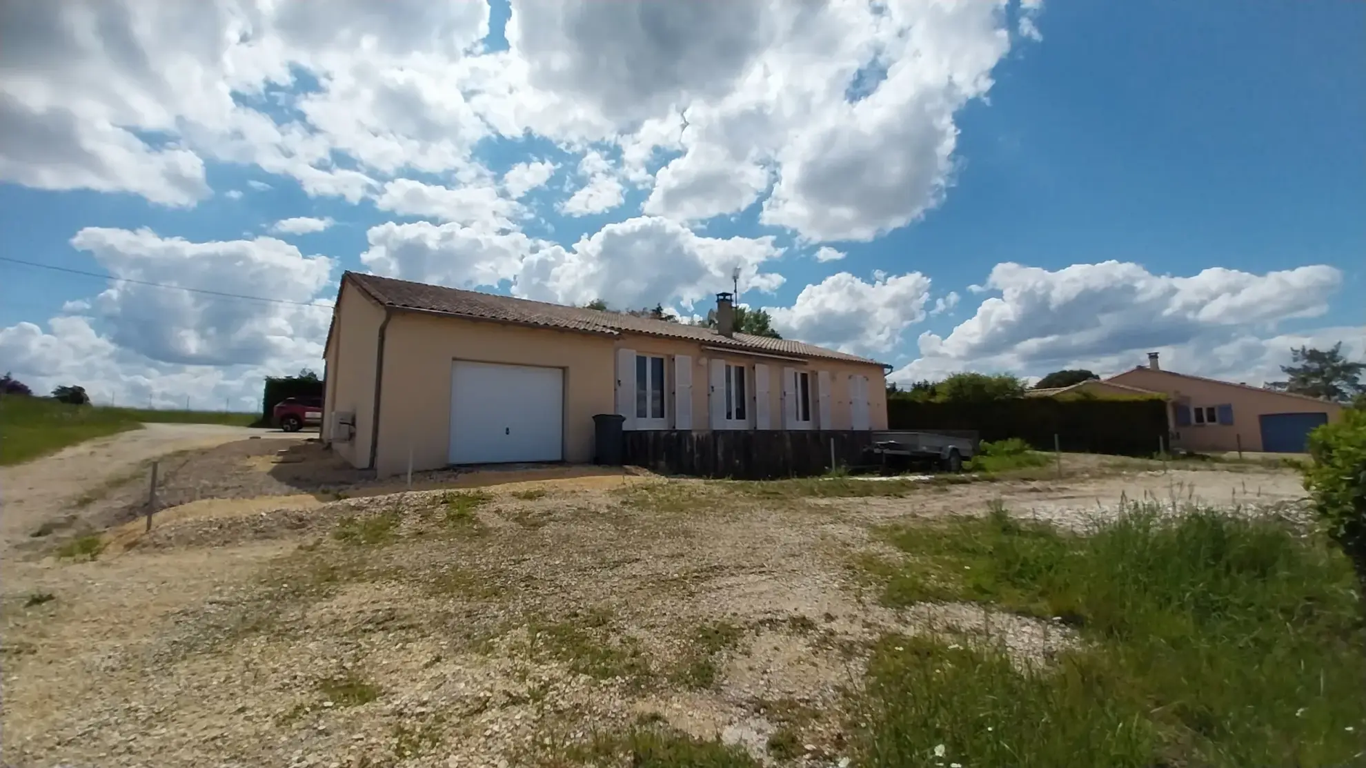 Maison à vendre à La Chapelle Gonaguet avec 3 chambres, terrasse et grand terrain 