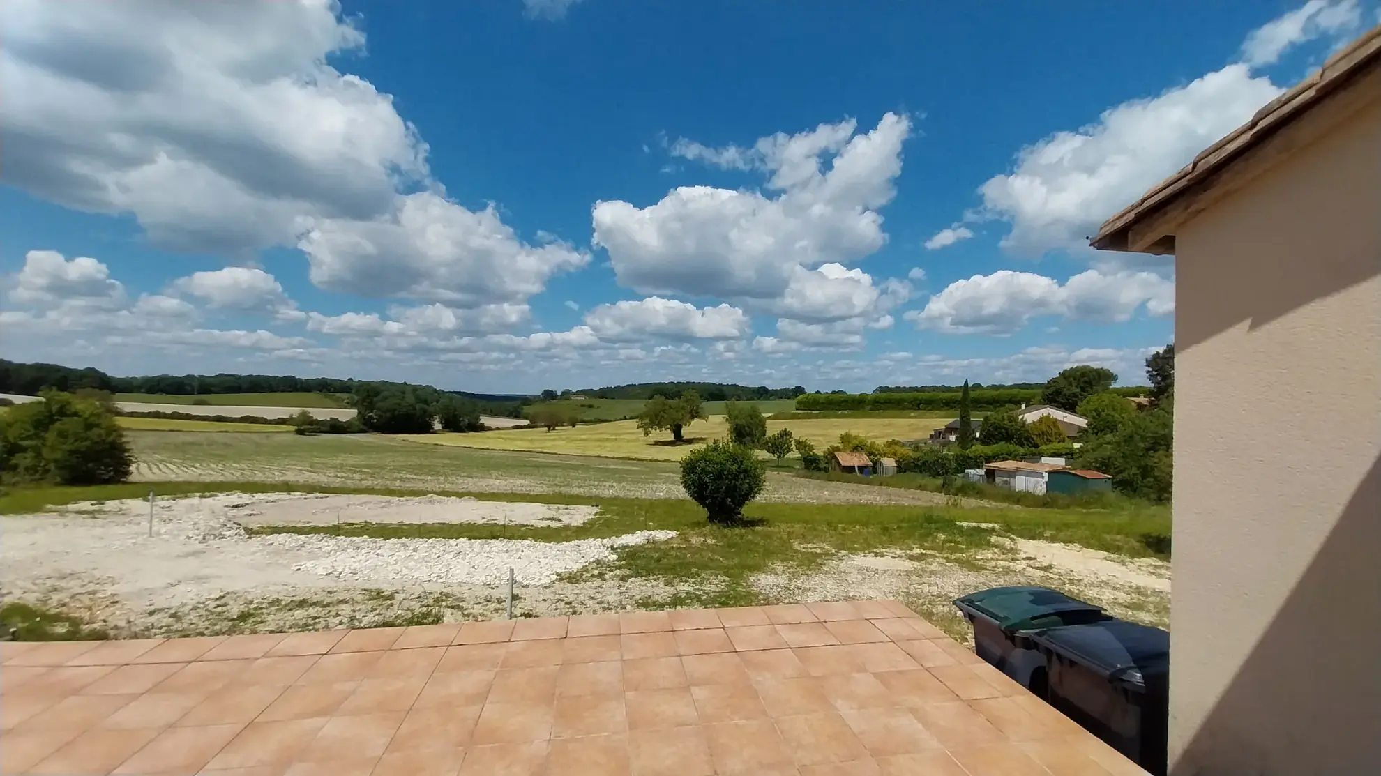 Maison à vendre à La Chapelle Gonaguet avec 3 chambres, terrasse et grand terrain 