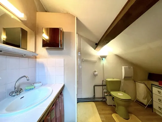 Maison de ville rénovée avec garage et terrasse à Saint Jean les Deux Jumeaux 