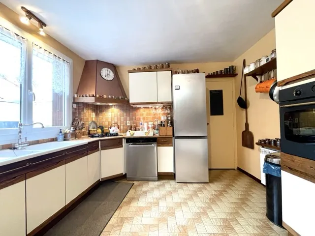 Maison de ville rénovée avec garage et terrasse à Saint Jean les Deux Jumeaux 